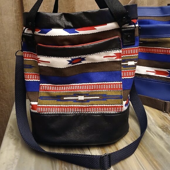 New Bucket Saddle Purse Crossbody Bag Southwestern Sarape Stripe Red White Blue - Picture 6 of 16